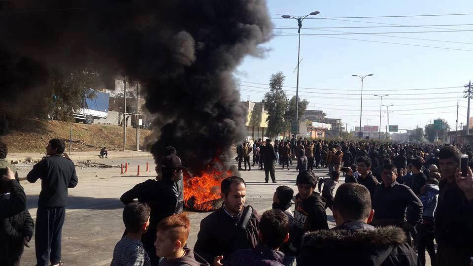 Xwepêşandan bi navê mûçe dest pê kir, bi êrîşkirina li ser baregehên PDKê bidawî dibe 